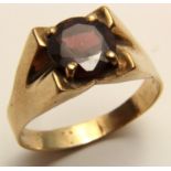 9ct Gold Gents Garnet set Ring size R weight 3.9 grams