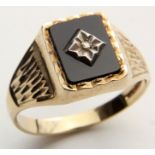 9ct Gold Onyx set Gents Ring size S weight 3.1 grams