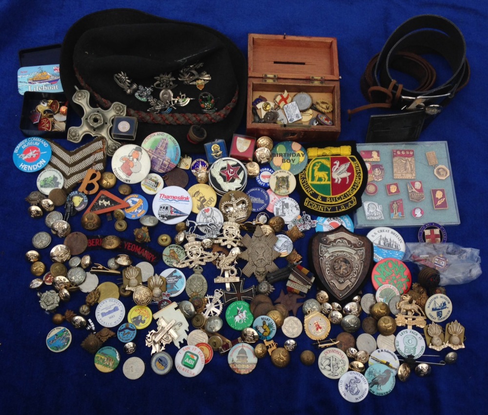 Badges/Buttons, selection, various ages inc approx 80 military buttons, 'V' for Victory WW2 pin