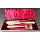 Edwardian cased silver ivory handled fish slice and fork, within original fitted box, the blade