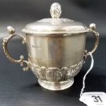 Good Edwardian silver porringer by Elkington & Co, in Queen Anne style, the domed lid with a nut and