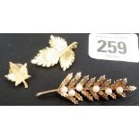 9ct gold and pearl applied fern leaf shaped brooch, together with a 9ct gold leaf shaped brooch