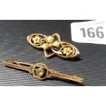 Attractive Edwardian 9ct gold clover and posy bar brooch; together with a 9ct and peridot set bar