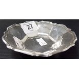 George V silver eight sided dish with shaped rim by Selfridge & So Ltd, London 1935, weight 1.3oz