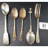 Silver golfing teaspoon together with three other silver spoons and a cake fork, weight overall