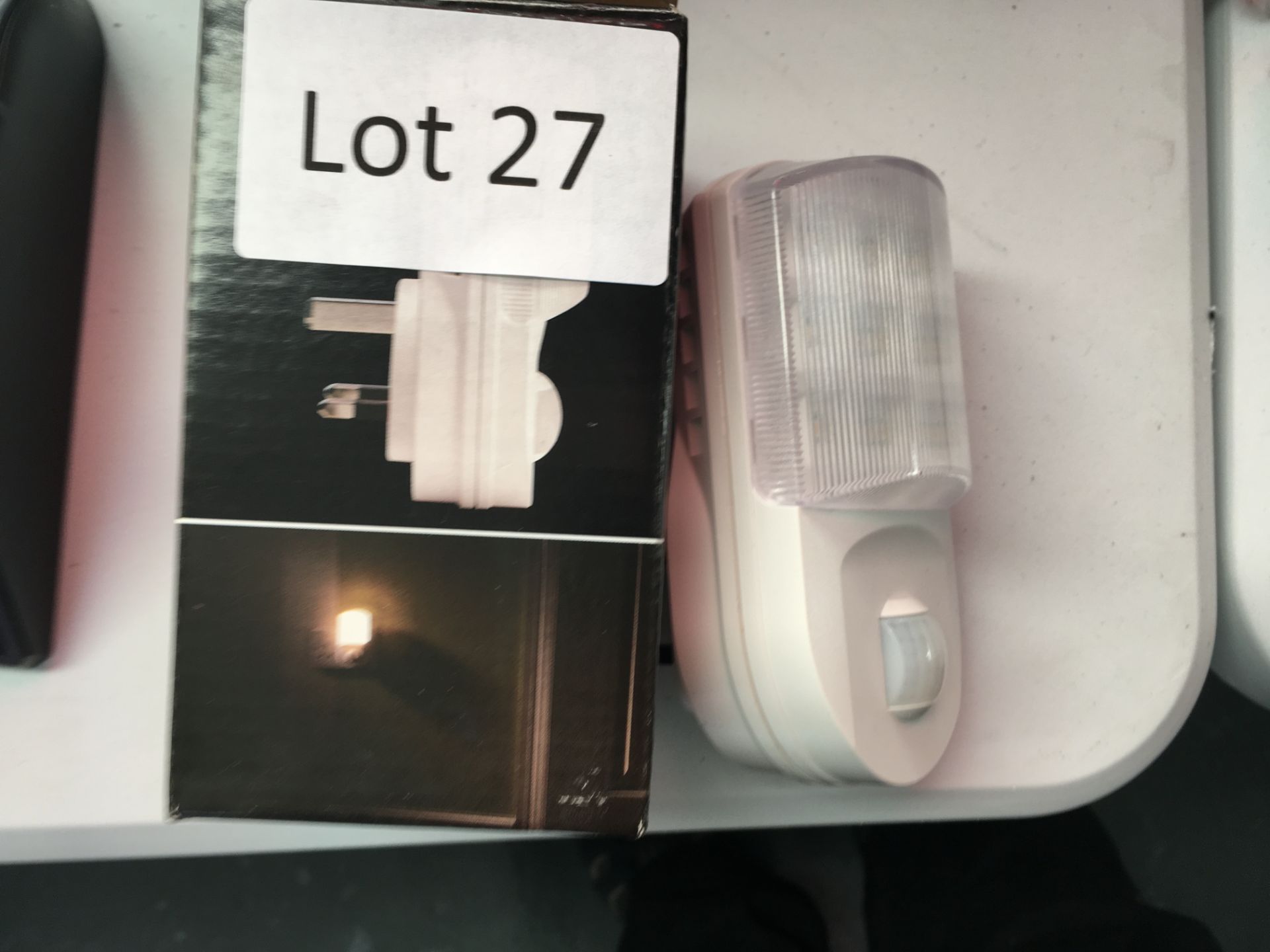 Auroraglow plug in motion sensor socket light. Bad packaging. - Image 2 of 2