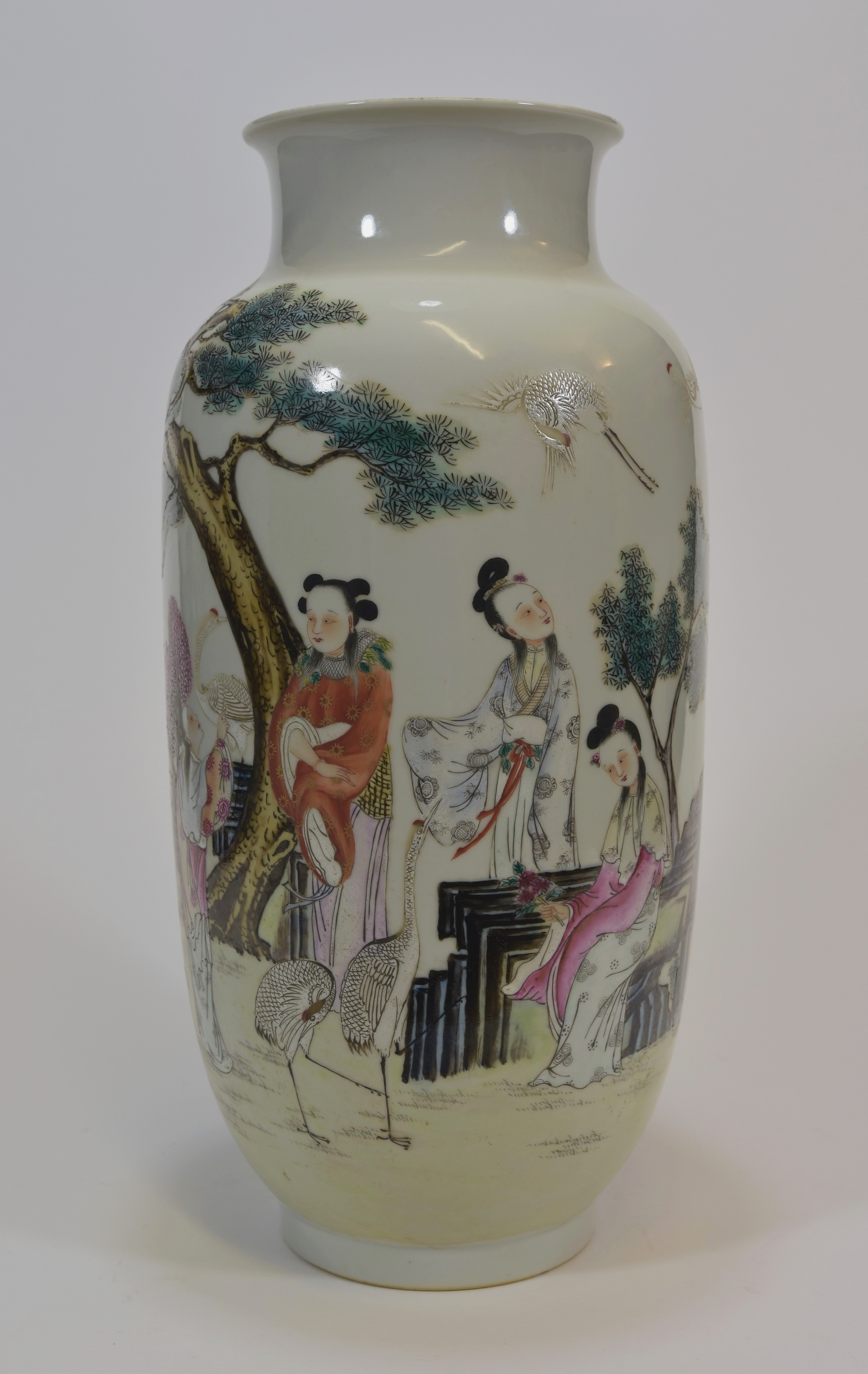A 20th century famille rose tall vase Hongxian mark 32cm tall文革時期 粉彩人物尊"洪憲年制"款