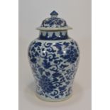 A Kangxi blue and white jar with cover 39cm清 十九世紀 青花纏枝蓮大罐