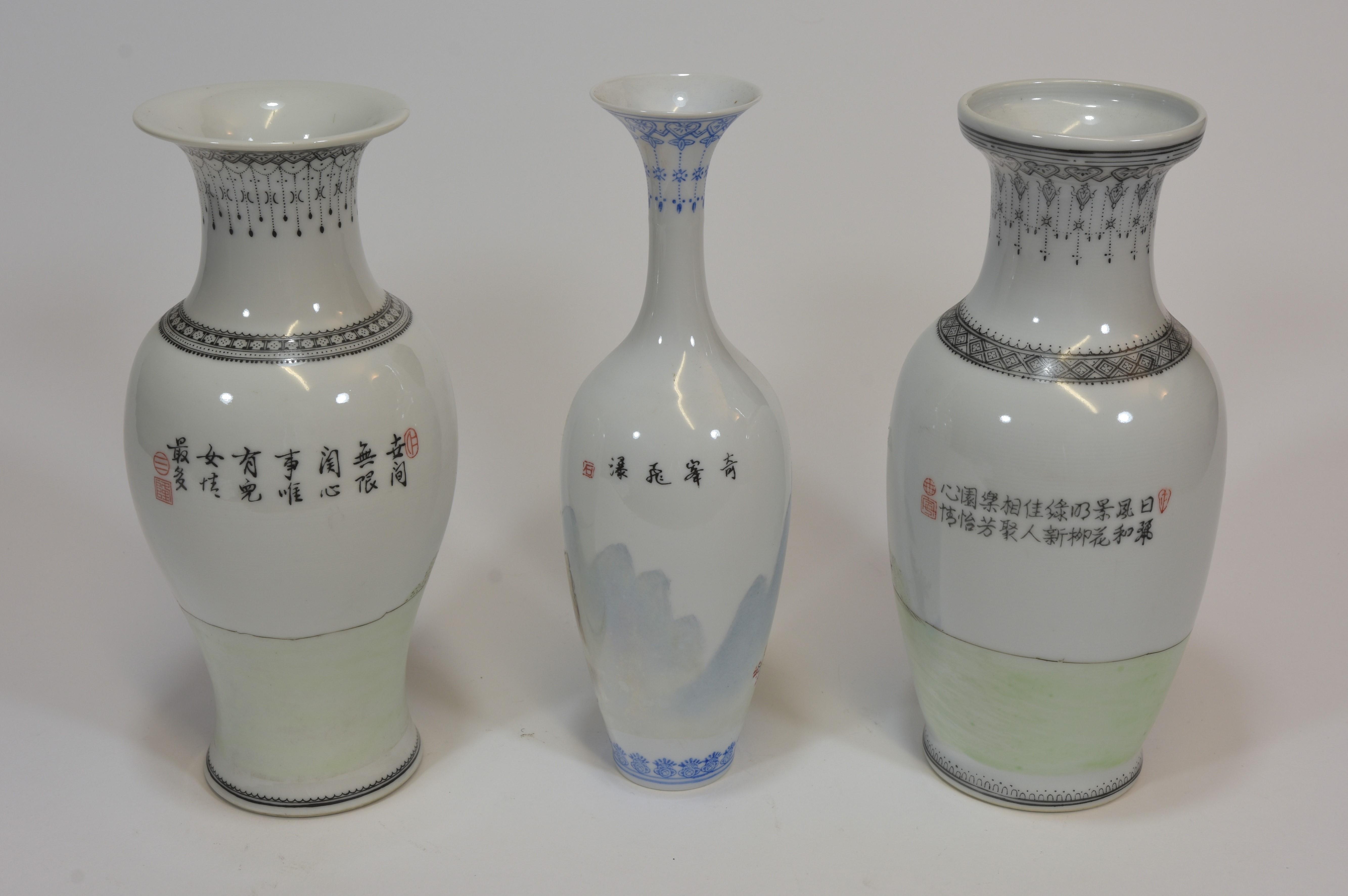 A group of three famille rose vases with ladies figures and birds 19cm (3) 文革時代 粉彩仕女尊共叁件 - Image 2 of 5