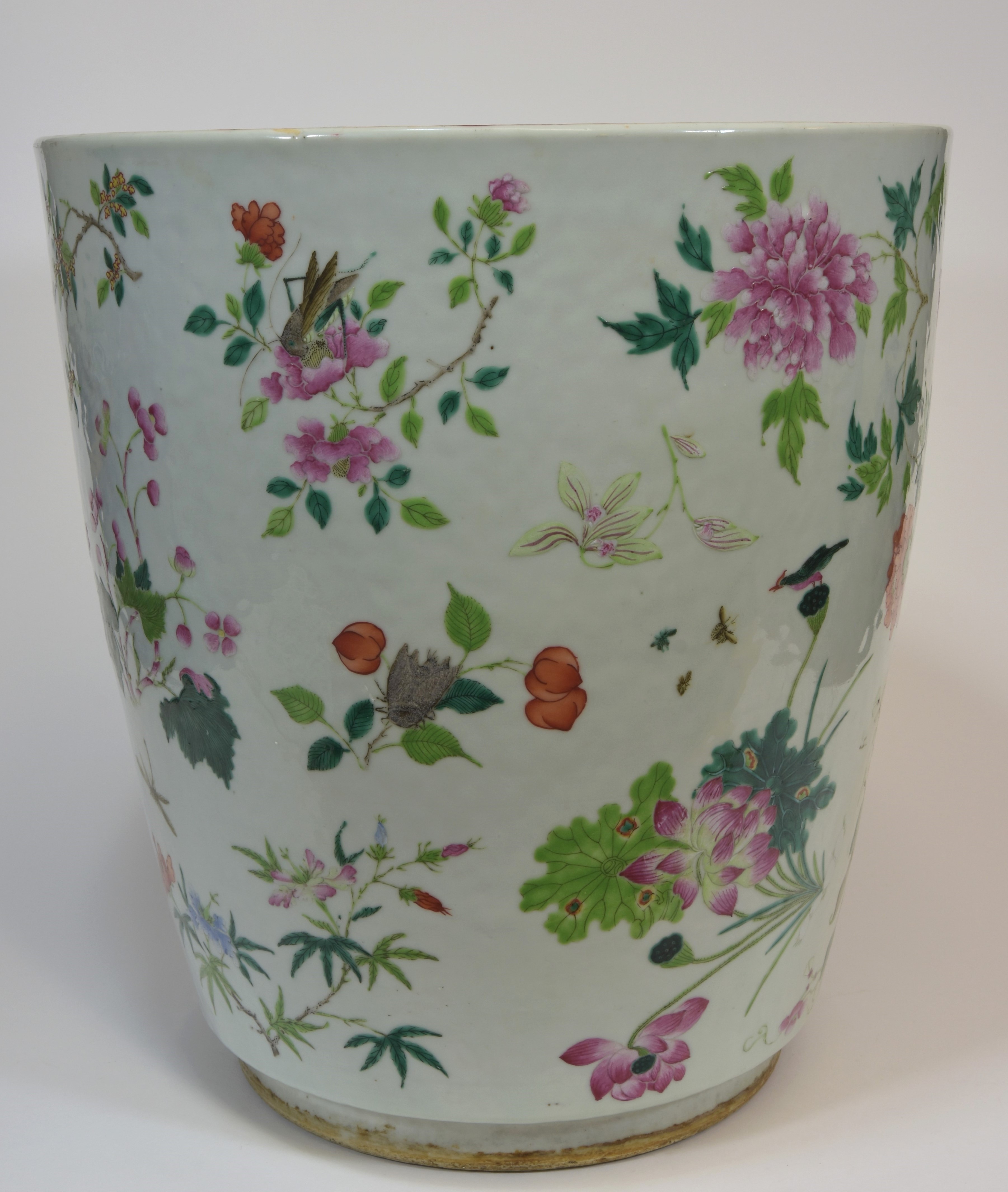 A 19th century floral pot 42cm清 光緒時期 粉彩萬花盆