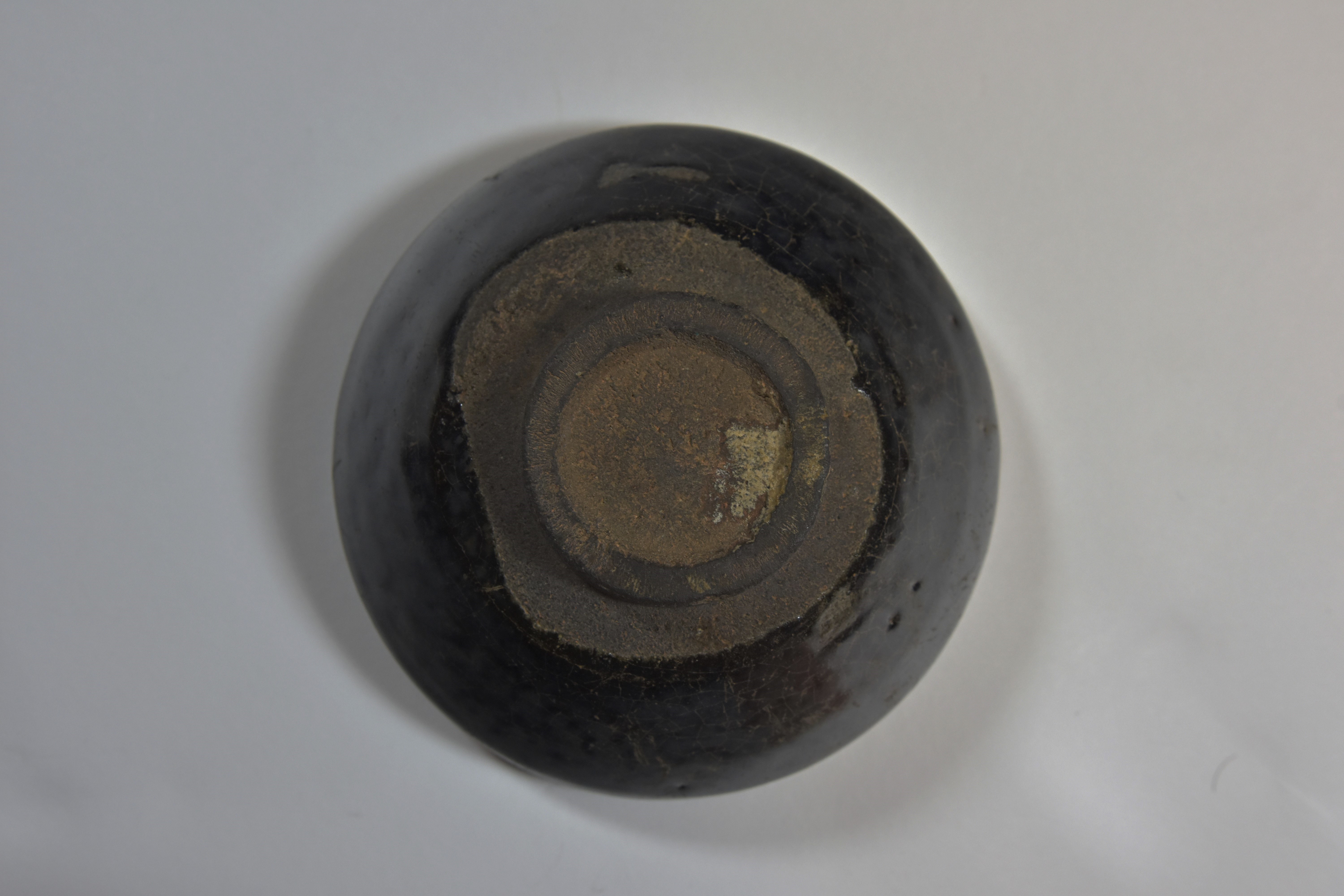 A Song dynasty black glazed tea bowl with a frog feature inside 11cm diameter宋朝時期 黑釉碗 - Image 2 of 3