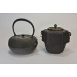 A Japanese iron tea pot together with an iron water pot 21cm日本鐵茶壺兩件