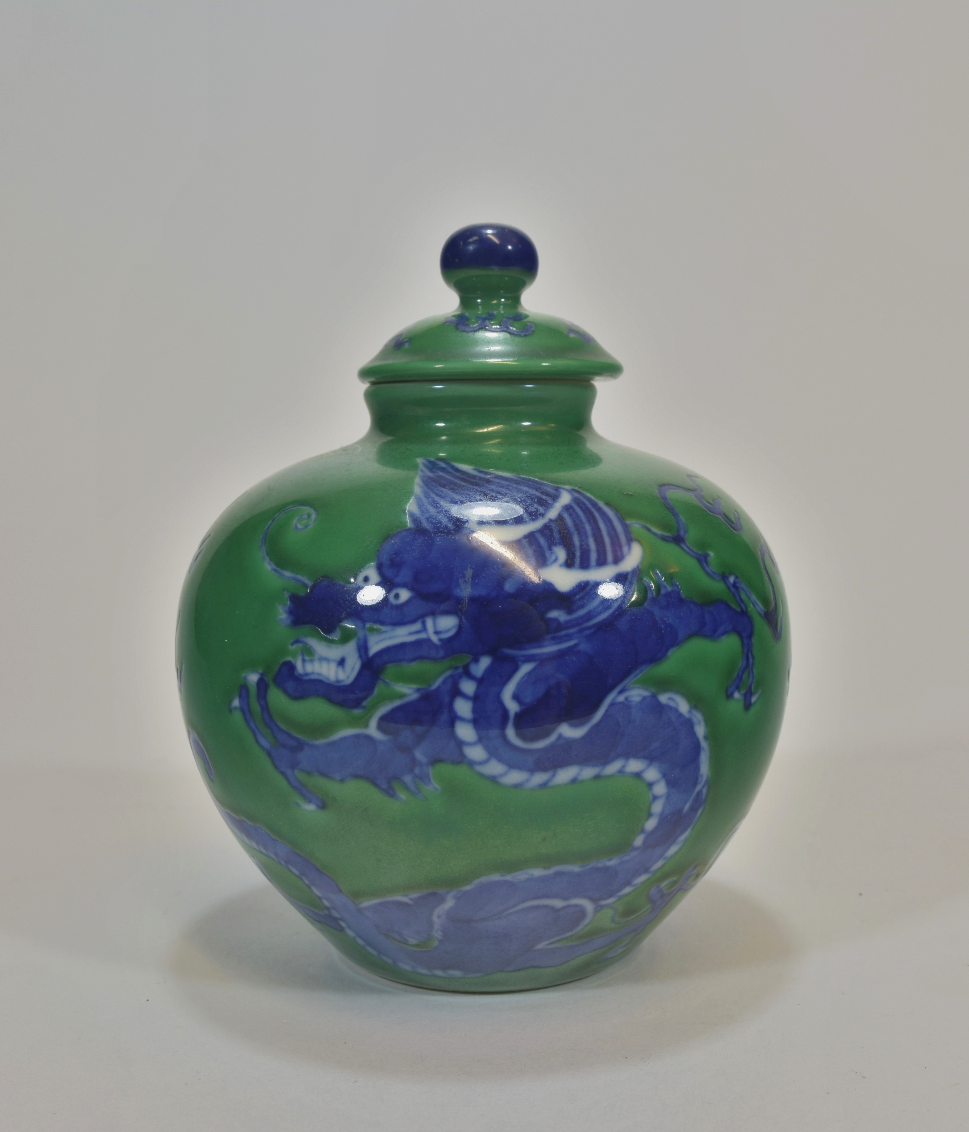 A 19th century green glazed jar and cover with dragon Kangxi six character mark 15cm清朝時期 綠地藍龍小罐“