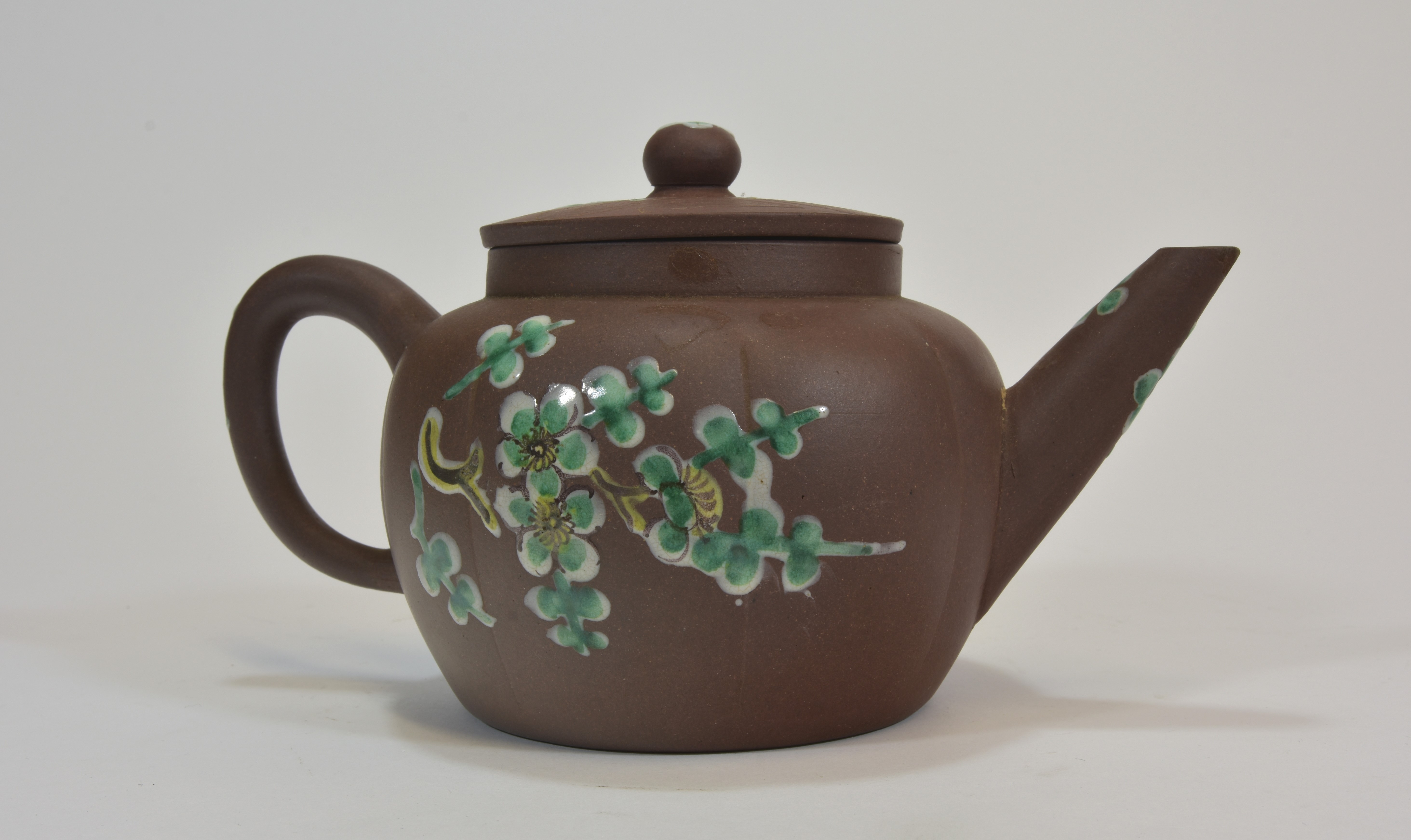 A Yixing tea pot with enamel decoration民國時期 宜興紫砂茶壺壹個