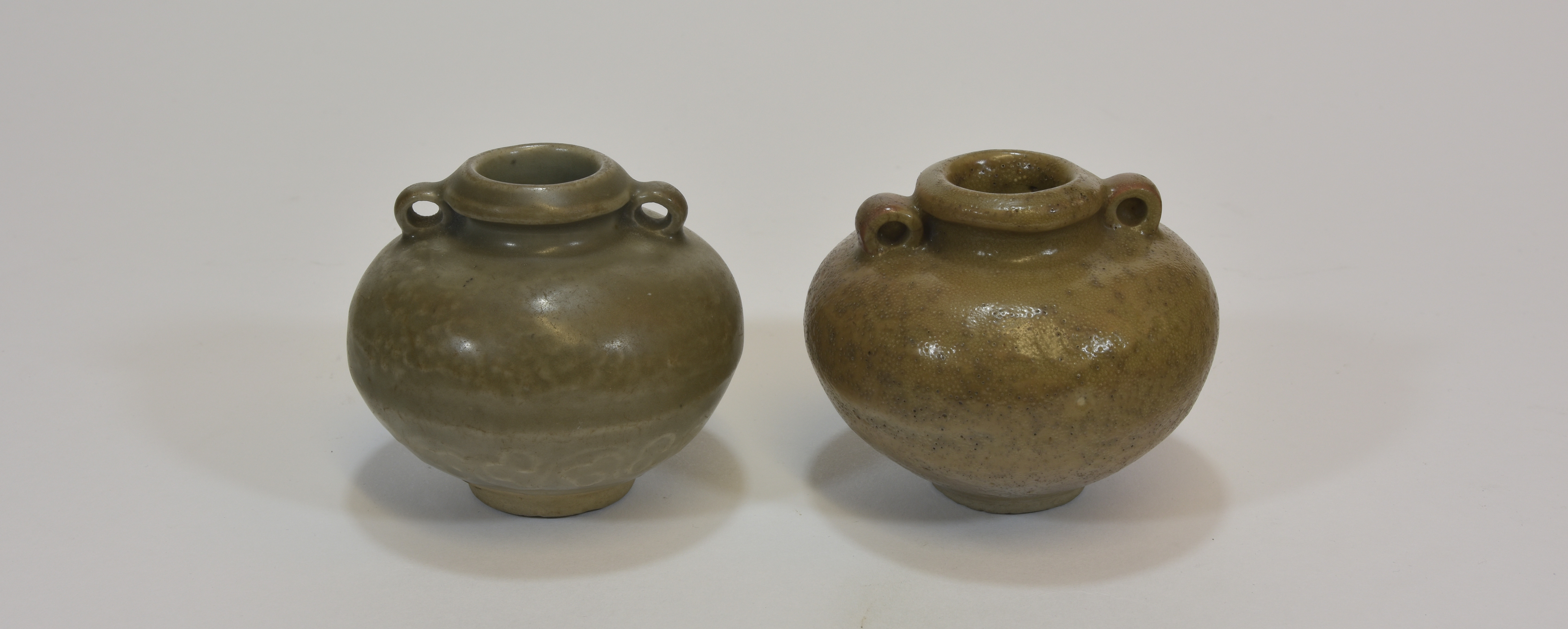 Two 14th - 15th century celadon jars 7-8cm tall (2)宋朝時期 龍泉釉小罐两个