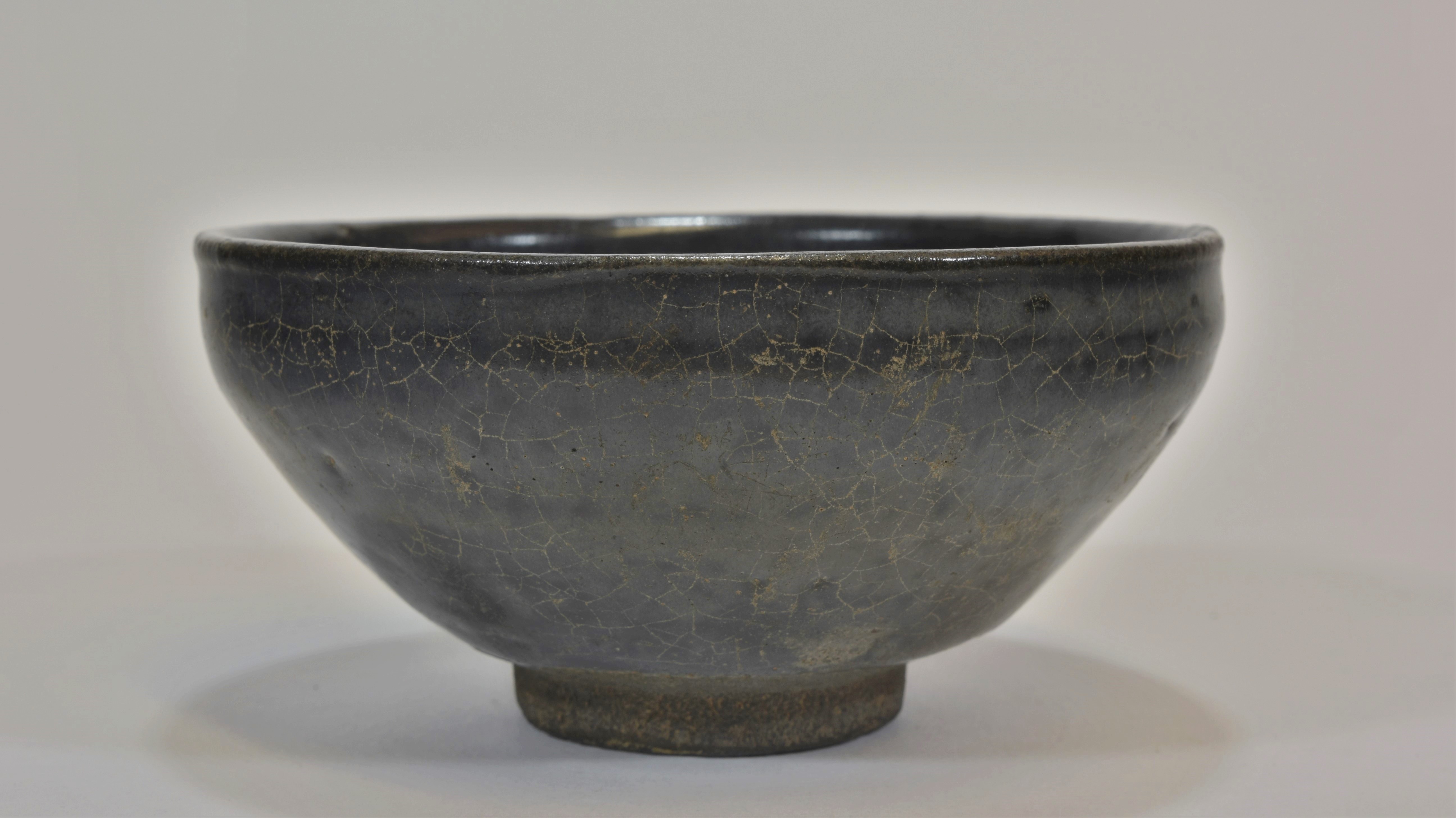 A Song dynasty black glazed tea bowl with a frog feature inside 11cm diameter宋朝時期 黑釉碗