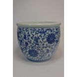 A 19th century blue and white jardiniere 35cm diameter清 十九世紀 青花如意纏枝蓮紋大缸