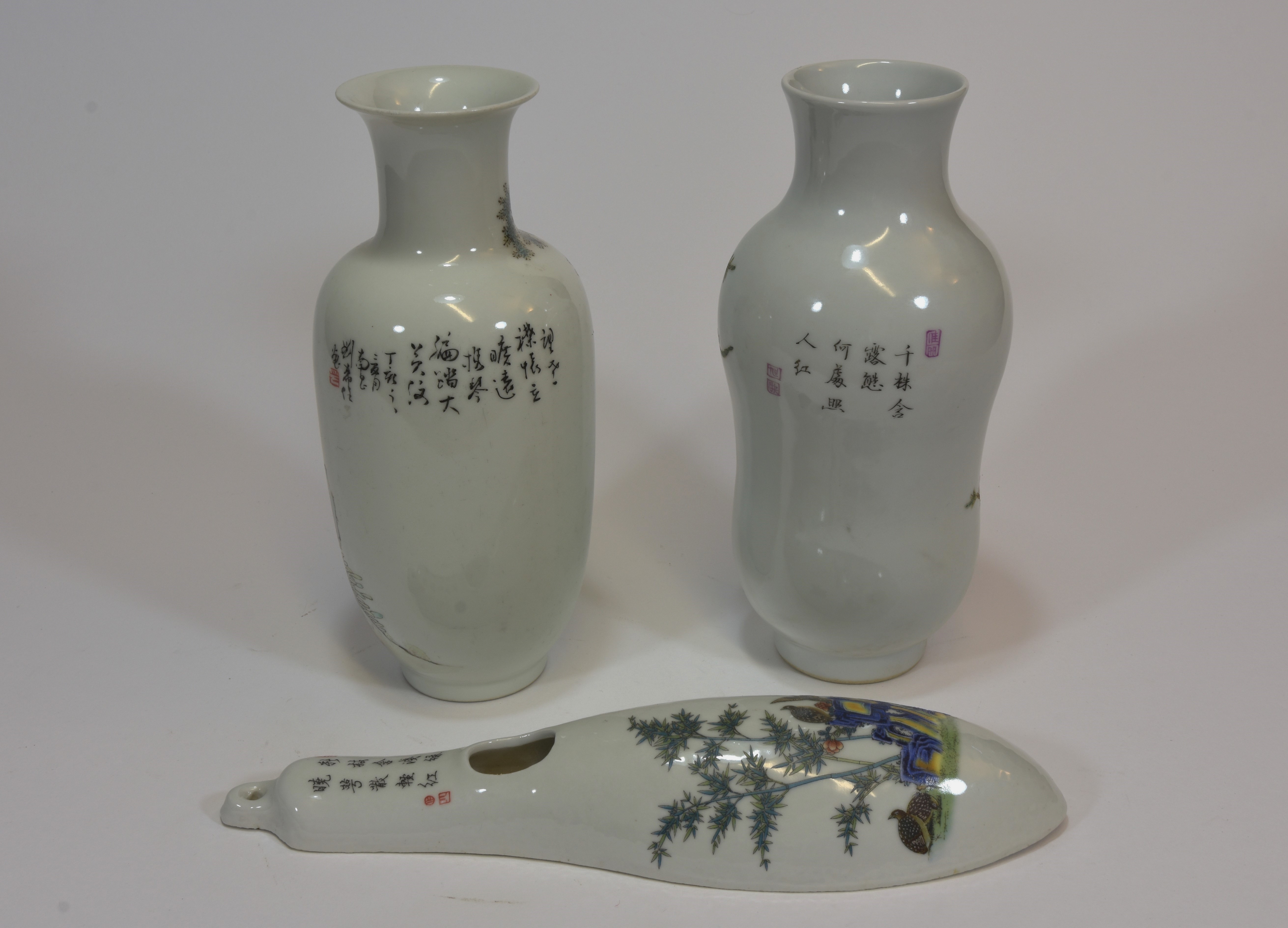 A group of three famille rose vases (3) 19cm 文革時代粉彩瓷叁件 - Image 2 of 4
