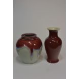 Two 20th century red glazed vases 20cm (2) 二十世紀 紅釉花尊两件