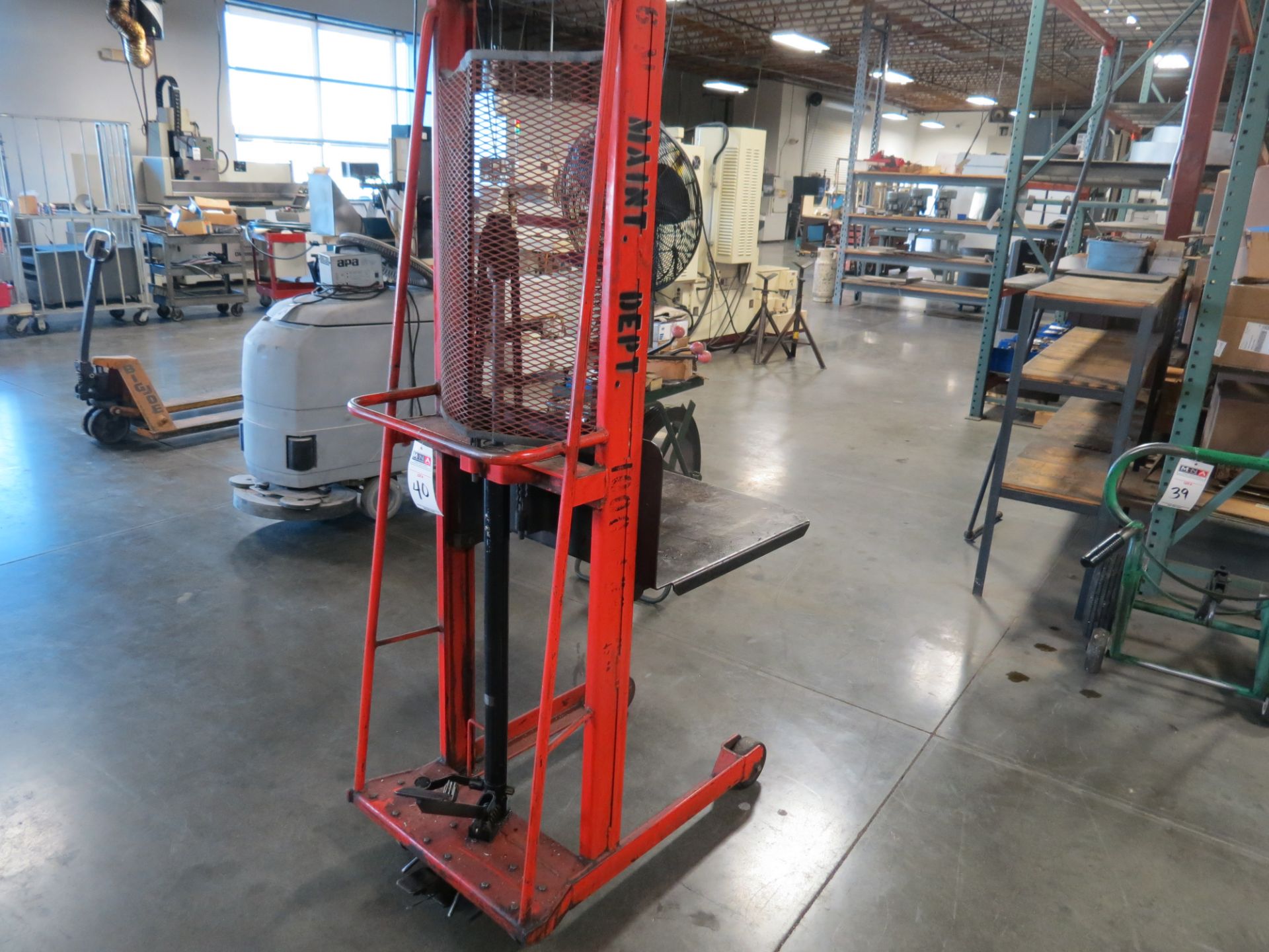 Wesco 1,000 lb. Hydraulic Lift S/N # 014023