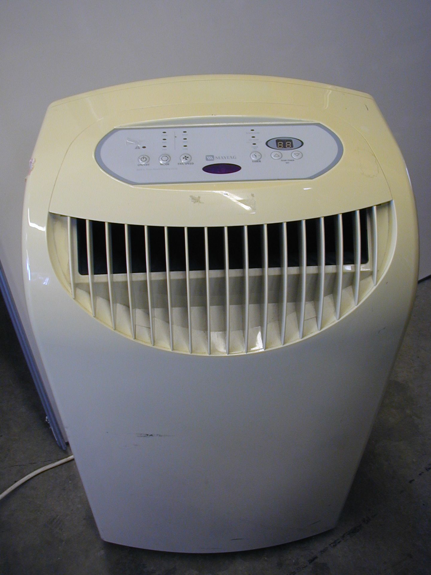 Maytag Portable Air Conditioner, model M6P0952A, 116V, 60Hz, 8.6A, 9000BTU, R-22 Refrigerant, works, - Image 2 of 3
