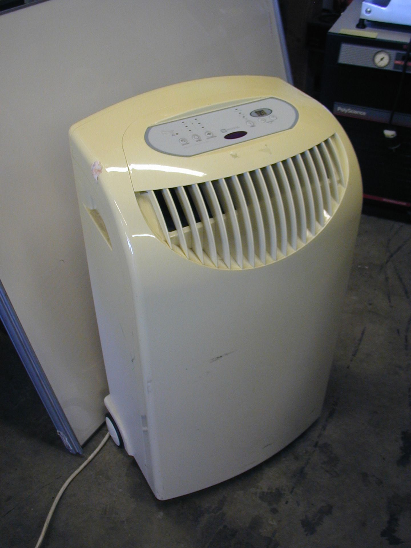 Maytag Portable Air Conditioner, model M6P0952A, 116V, 60Hz, 8.6A, 9000BTU, R-22 Refrigerant, works,