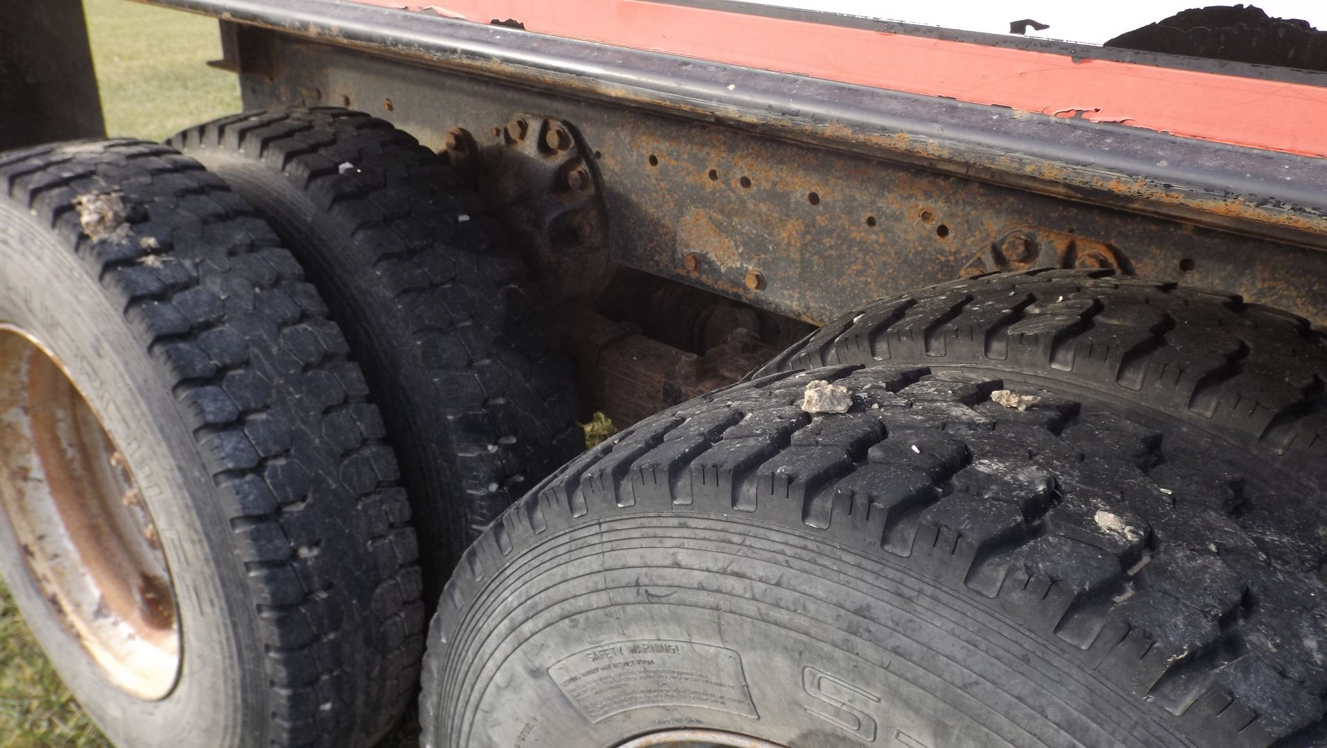 1981 Ford 9000 Tandem Axle Truck, Cummins, 14spd, 20' Knapheide grain bed and hoist with Shur-Lok - Image 4 of 5