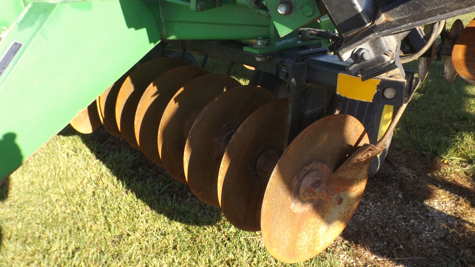 JD 630 Wing Disk, 28', 9" spacing, walking tandem axels, 21 1/2" front and 21 3/4" back blades, SN - Image 4 of 5