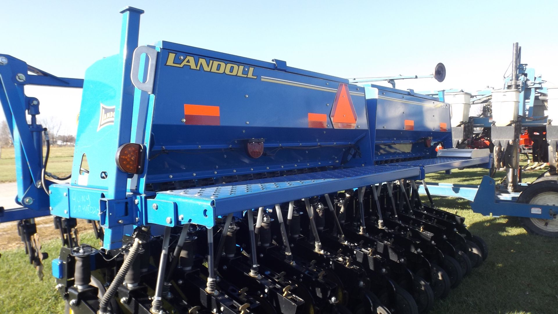 2015 Landoll 5211-15X7.5 No-till grain drill, pneumatic down pressure, pull type, markers, Less - Image 5 of 8