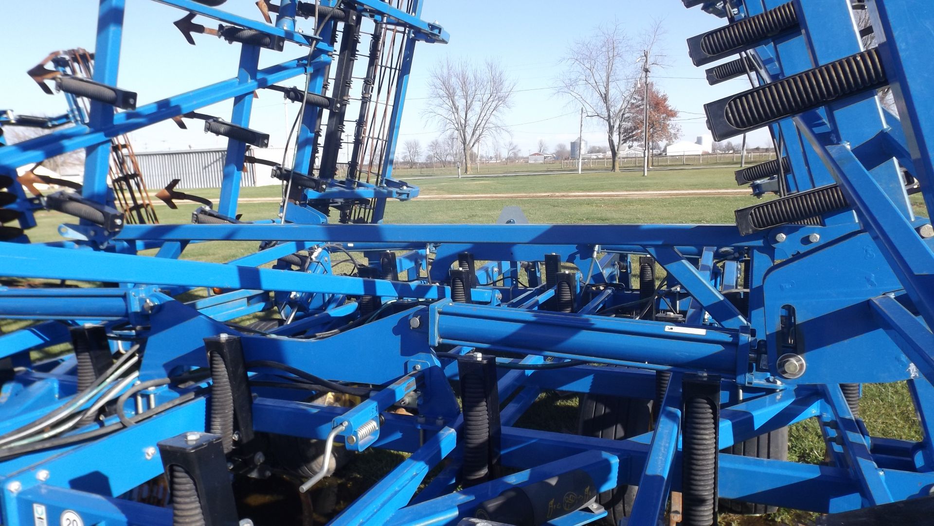 2012 Landoll 9630-30" Field Cultivator with 3 bar harrow & rear conditioning reel - Image 5 of 8