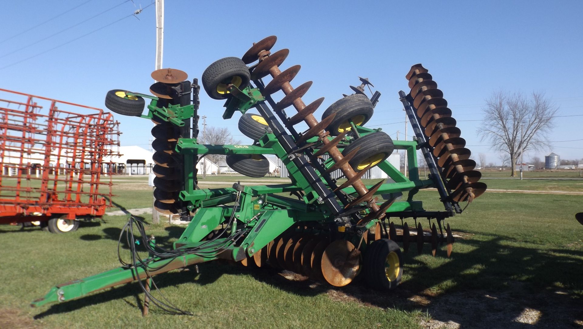 JD 630 Wing Disk, 28', 9" spacing, walking tandem axels, 21 1/2" front and 21 3/4" back blades, SN