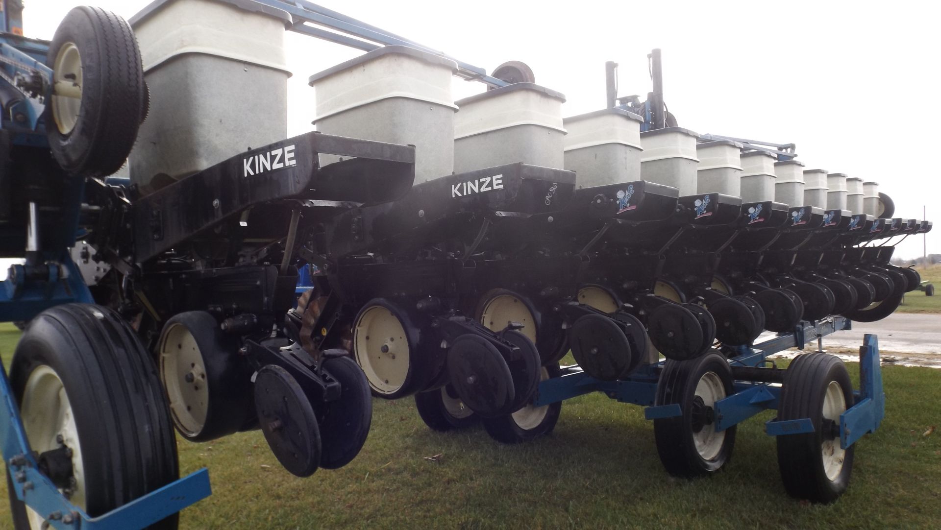 Kinzie 2600 12/23 No-til planter, monitor, box extensions, bean and corn meters - Image 3 of 6