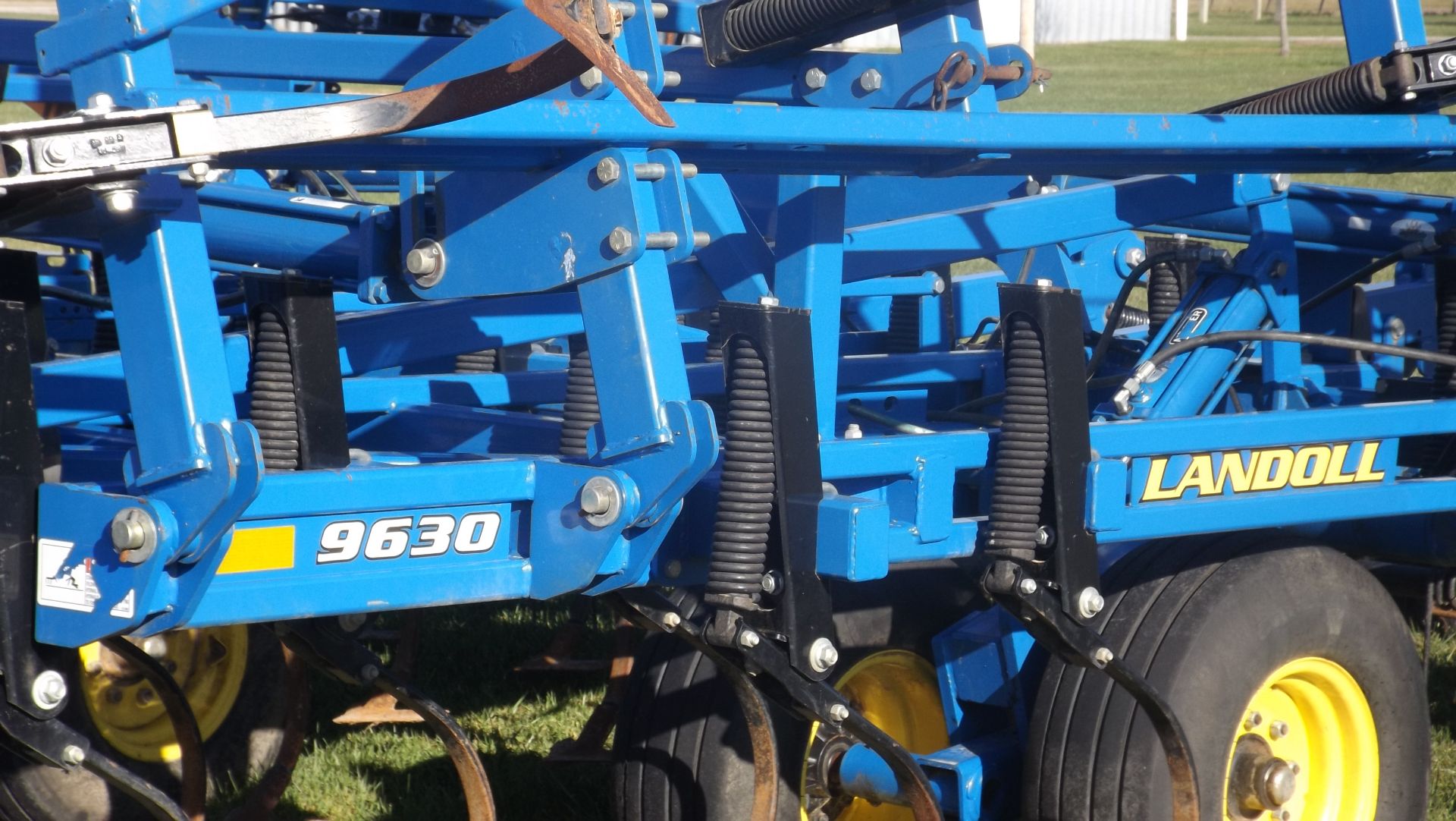 2012 Landoll 9630-30" Field Cultivator with 3 bar harrow & rear conditioning reel - Image 6 of 8