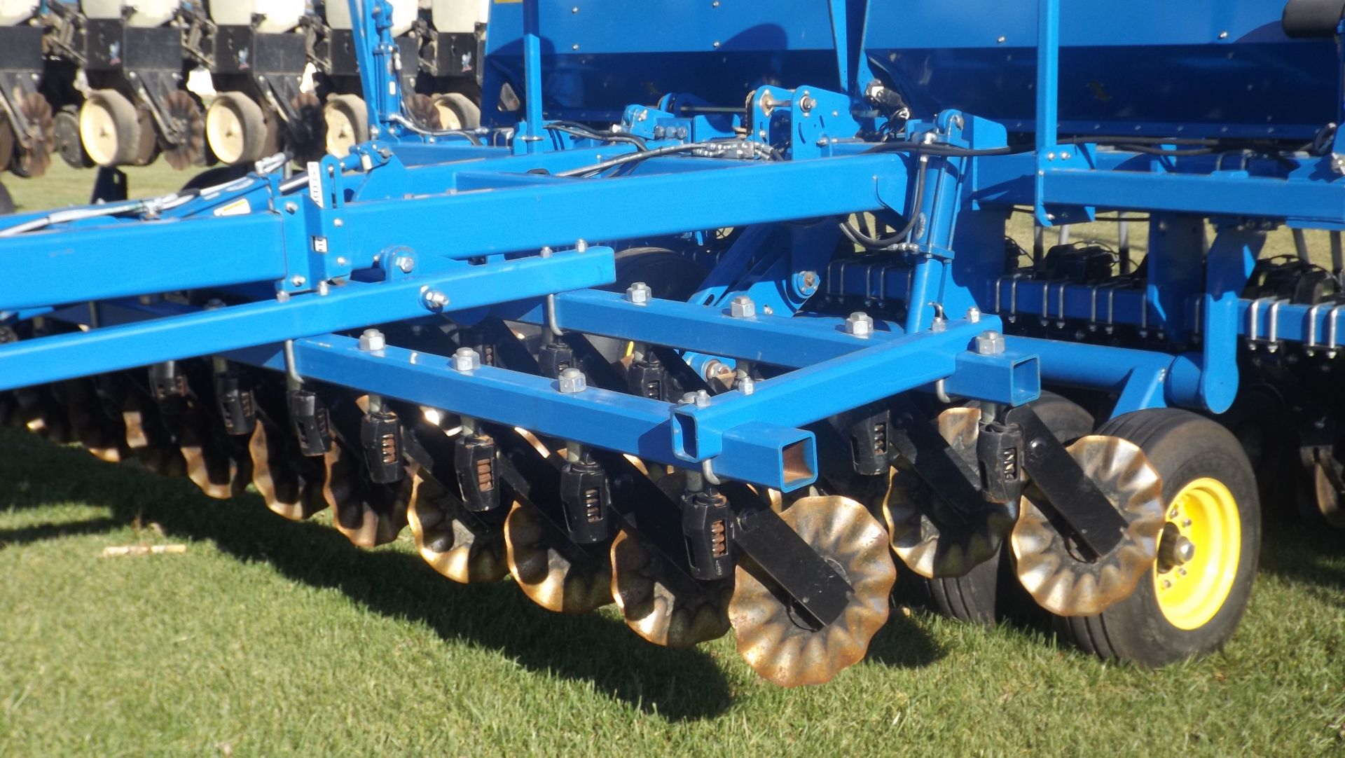 2015 Landoll 5211-15X7.5 No-till grain drill, pneumatic down pressure, pull type, markers, Less - Image 2 of 8