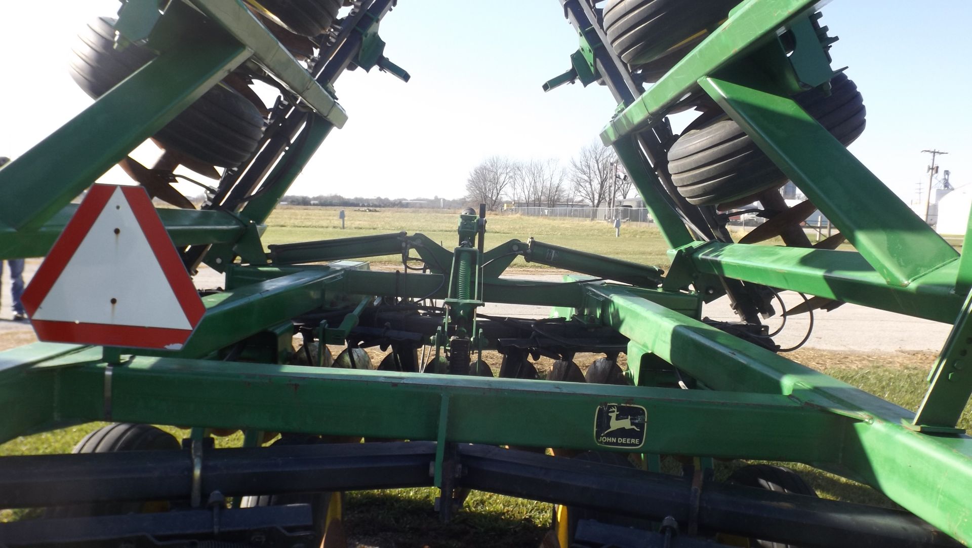 JD 630 Wing Disk, 28', 9" spacing, walking tandem axels, 21 1/2" front and 21 3/4" back blades, SN - Image 3 of 5