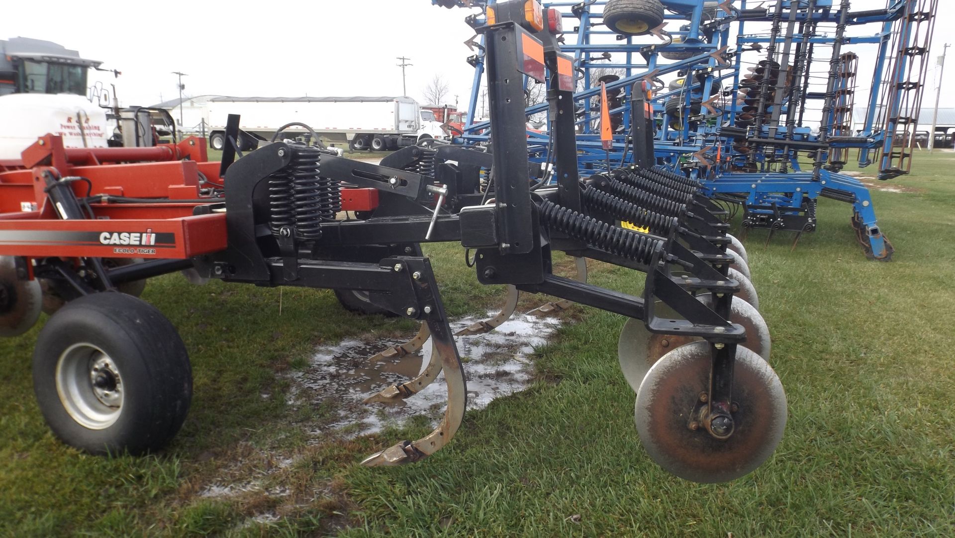 2008 Case-IH Ecolo-Tiger 527B 5-shank, spring auto reset, hydraulic disk leveler, Very few acres, - Image 5 of 6