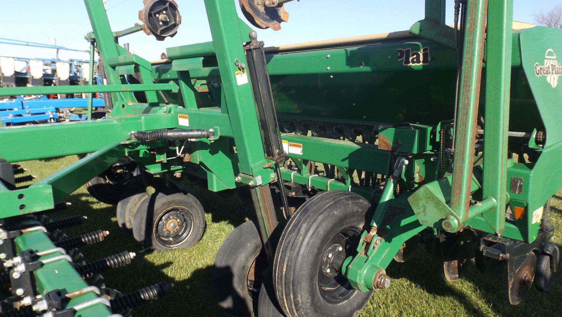 1997 Great Plains solid stand 1500 15'X 7.5 grain drill with grass seed attachment, markers, center - Image 4 of 8