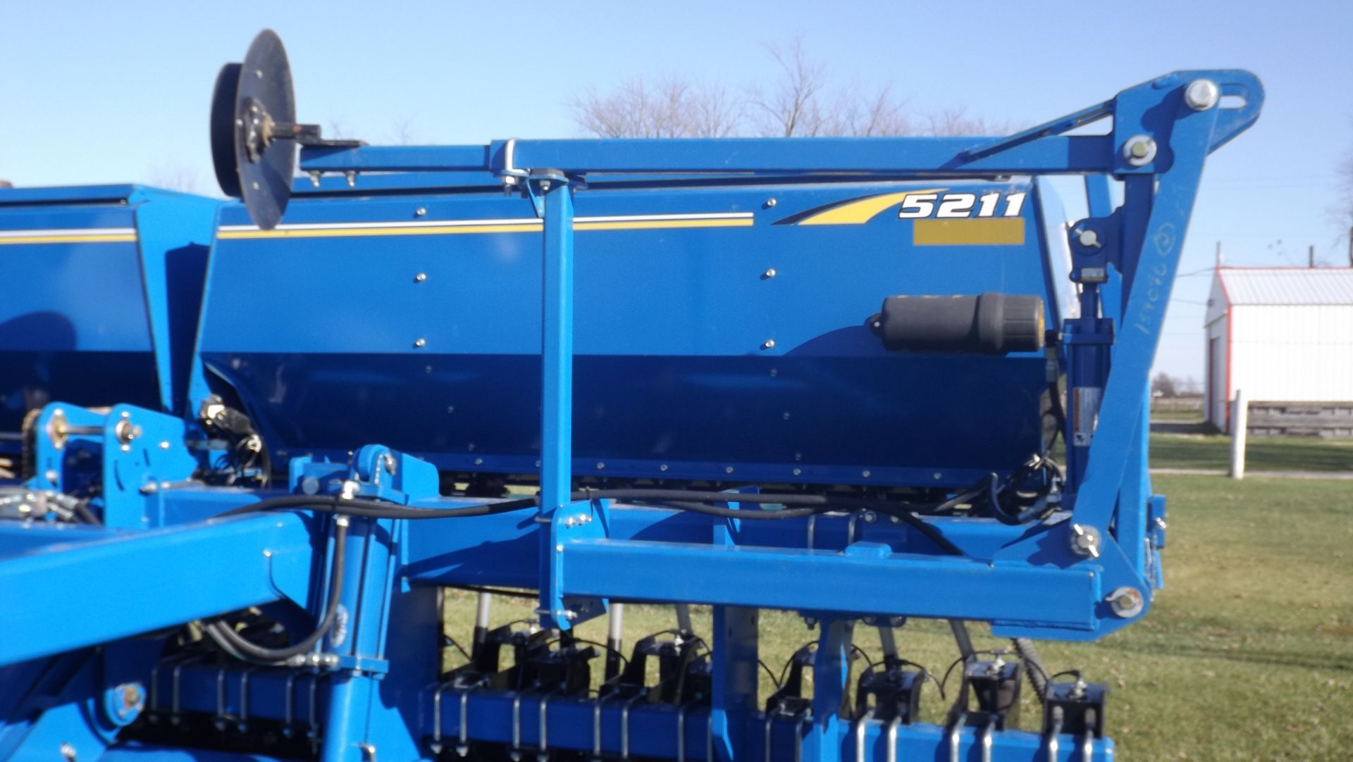 2015 Landoll 5211-15X7.5 No-till grain drill, pneumatic down pressure, pull type, markers, Less - Image 4 of 8