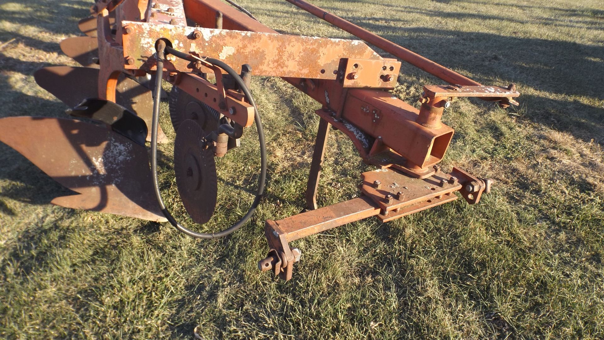 Int 720 6/18 BTM semi mount plow - Image 2 of 2