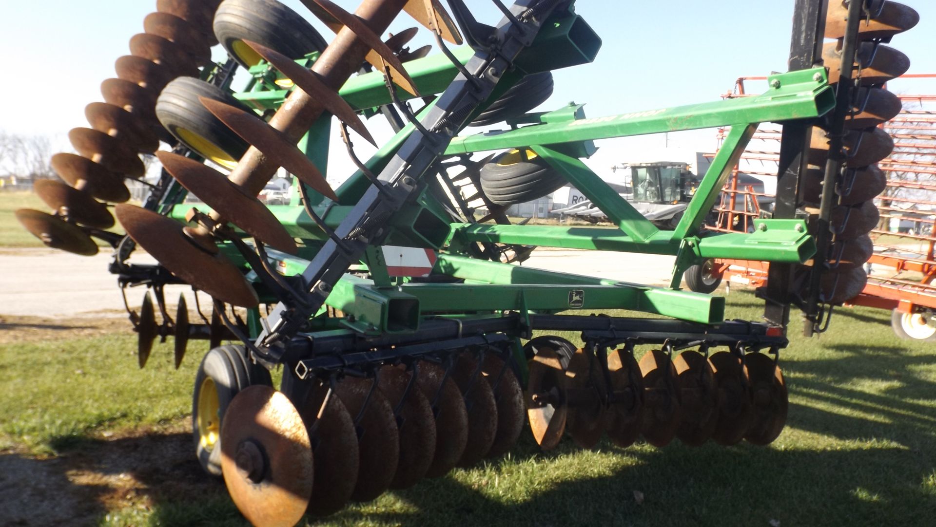 JD 630 Wing Disk, 28', 9" spacing, walking tandem axels, 21 1/2" front and 21 3/4" back blades, SN - Image 2 of 5