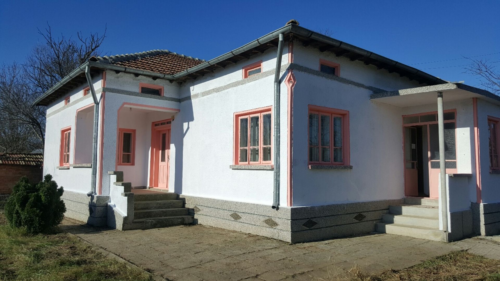 Ready to move into 5 room Bulgarian cottage for sale. With land not far from coast