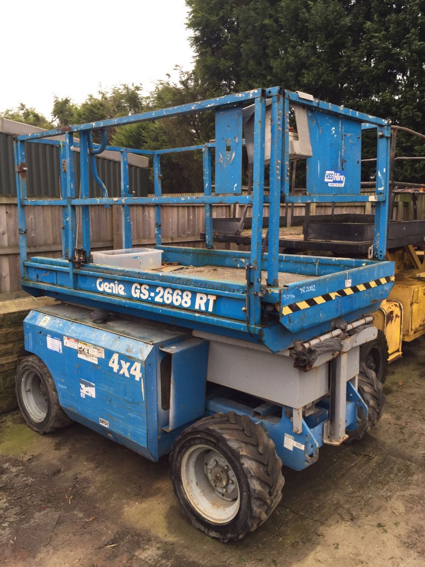 GENIE GS - 2668 RT BLUE 4X4 SCISSOR LIFT WITH CHECKER-PLATED DECK *PLUS VAT* - Image 3 of 6