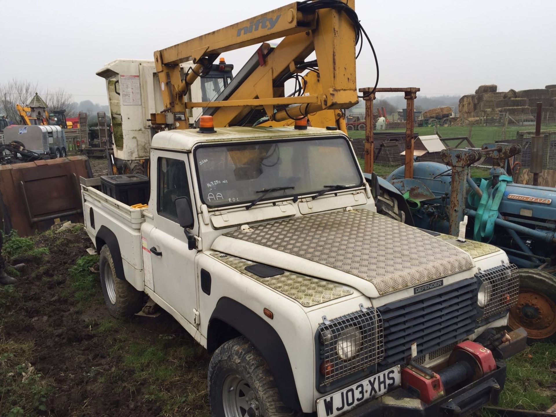 2003/03 REG WHITE LAND ROVER DEFENDER 110 4X4 TD5 WITH NIFTY LIFT *PLUS VAT*