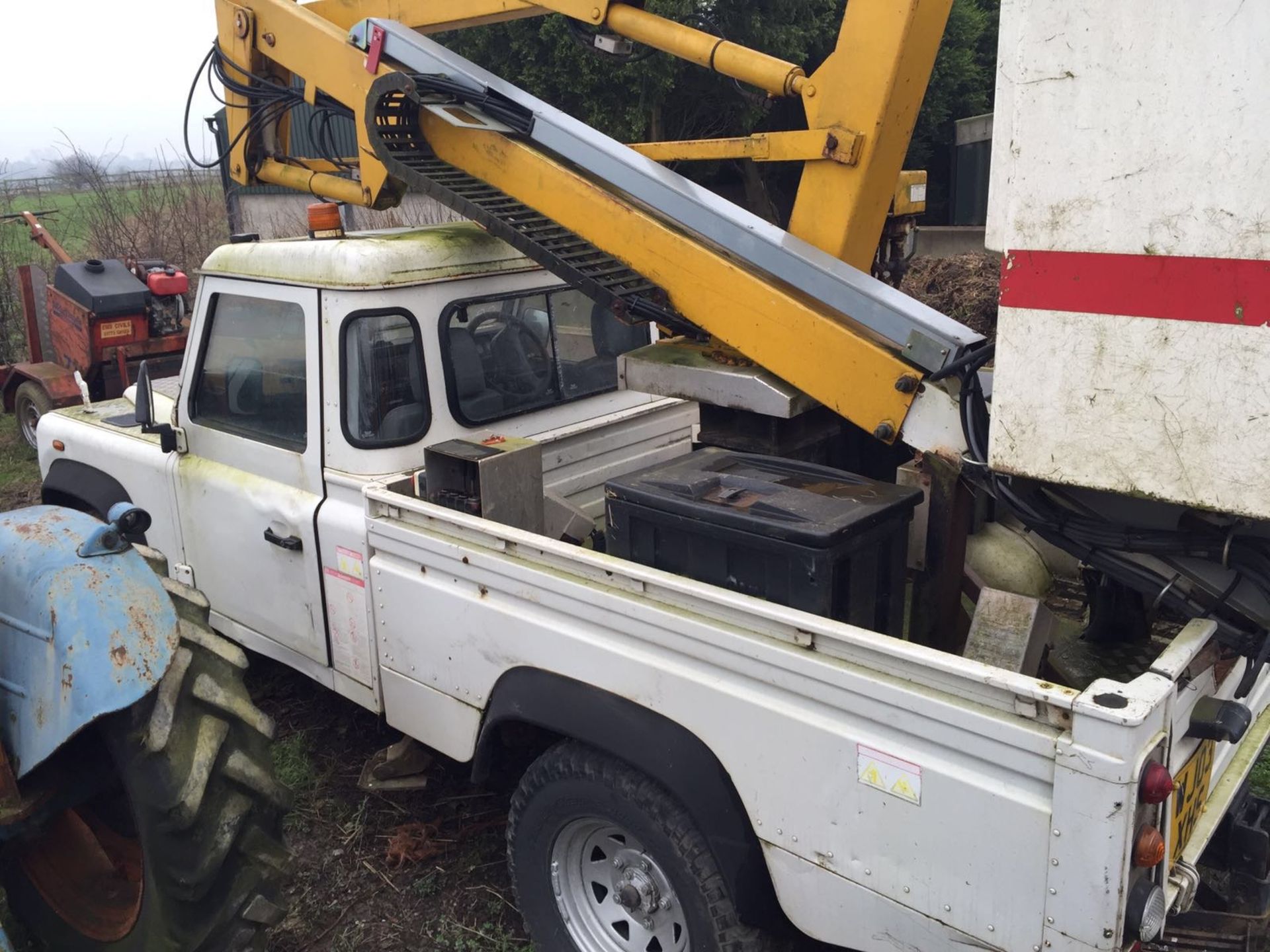 2003/03 REG WHITE LAND ROVER DEFENDER 110 4X4 TD5 WITH NIFTY LIFT *PLUS VAT* - Image 3 of 6