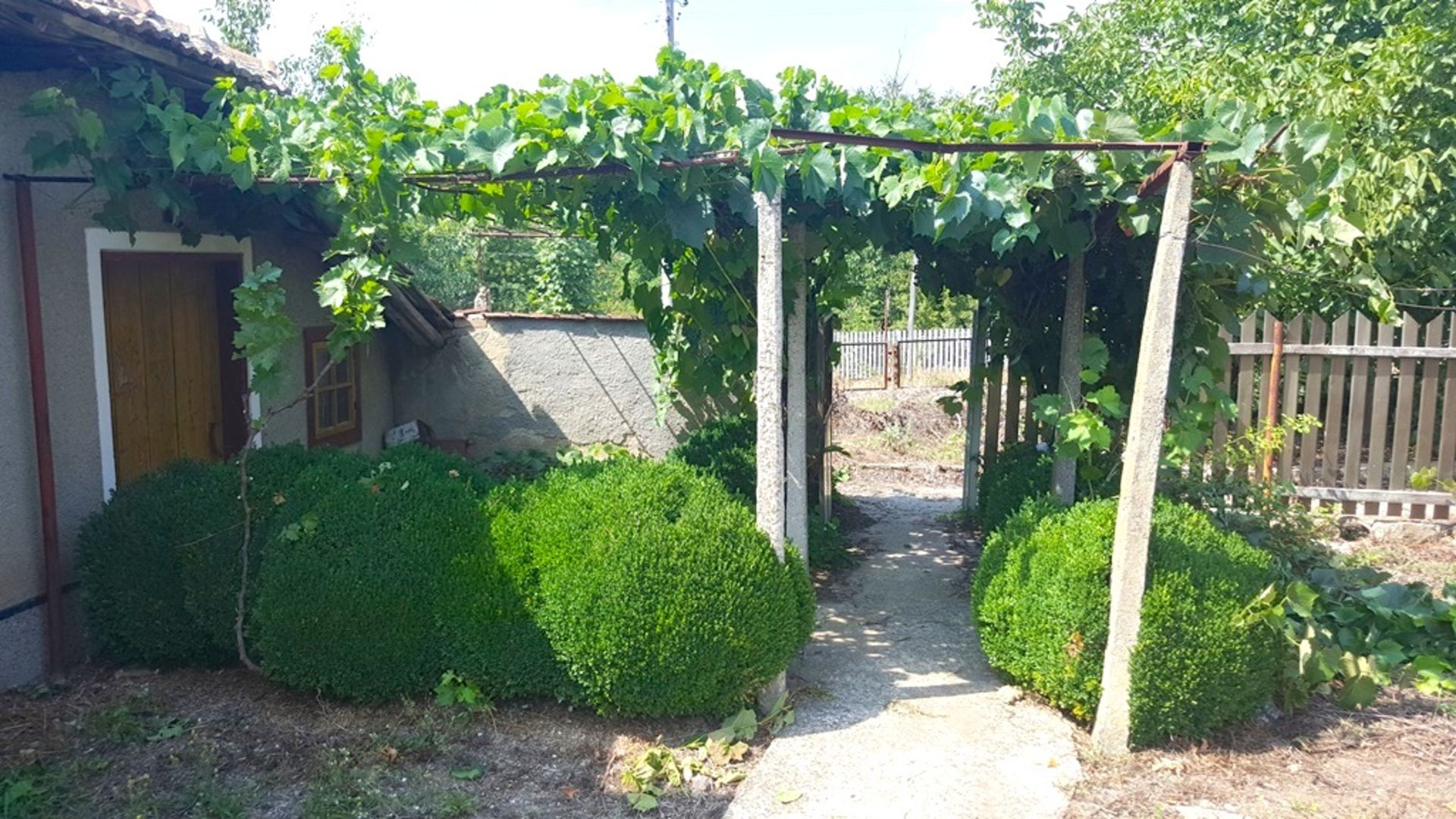 WISHING WELL COTTAGE Geshanovo, Dobrich, Bulgaria, 36 miles from Sea! - Image 25 of 59