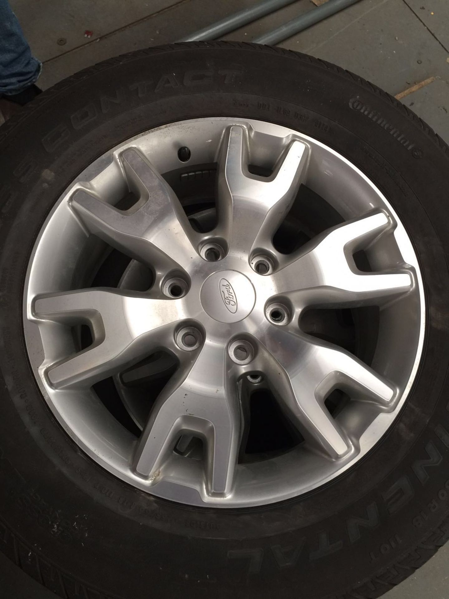 SET OF 4 2016 18" FORD RANGER ALLOY WHEELS WITH CONTINENTAL CROSS CONTACT TYRES ONLY 100 MILES - Image 3 of 5