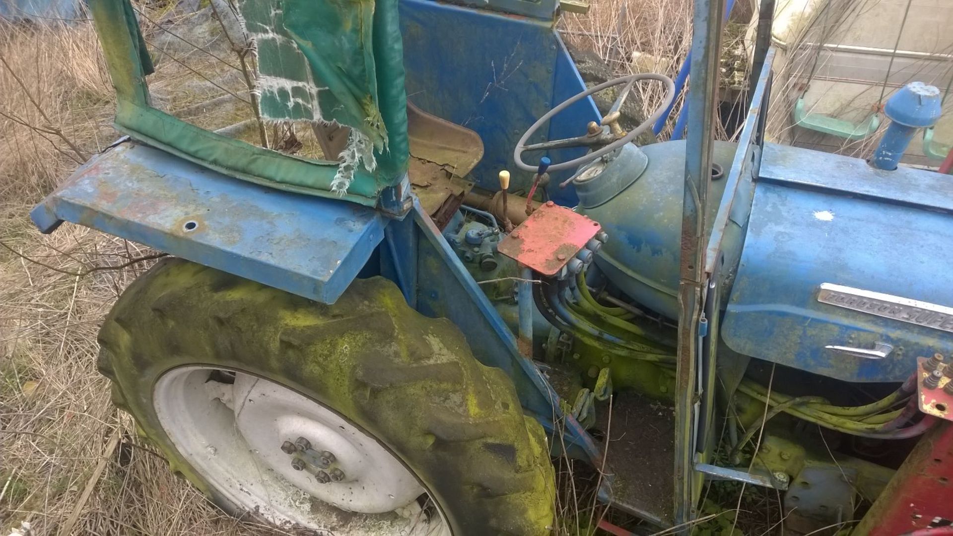 FORDSON  SUPER MAJOR c/w POWER LOADER   WE HAVENT HEARD IT RUNNING YET BUT WE ARE INTENDING TO GET - Image 12 of 20