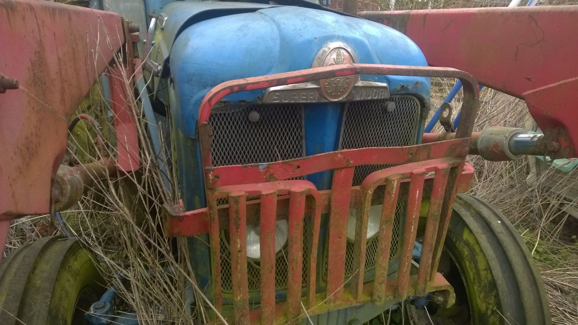 FORDSON  SUPER MAJOR c/w POWER LOADER   WE HAVENT HEARD IT RUNNING YET BUT WE ARE INTENDING TO GET - Image 2 of 20