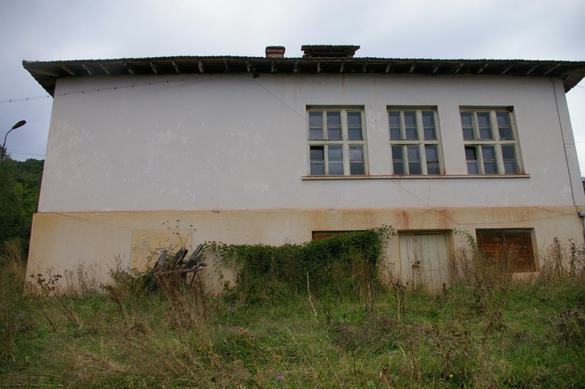 BD - Former state school with mountain views - one hour to the capital, Sofia + 2,000 sqm land