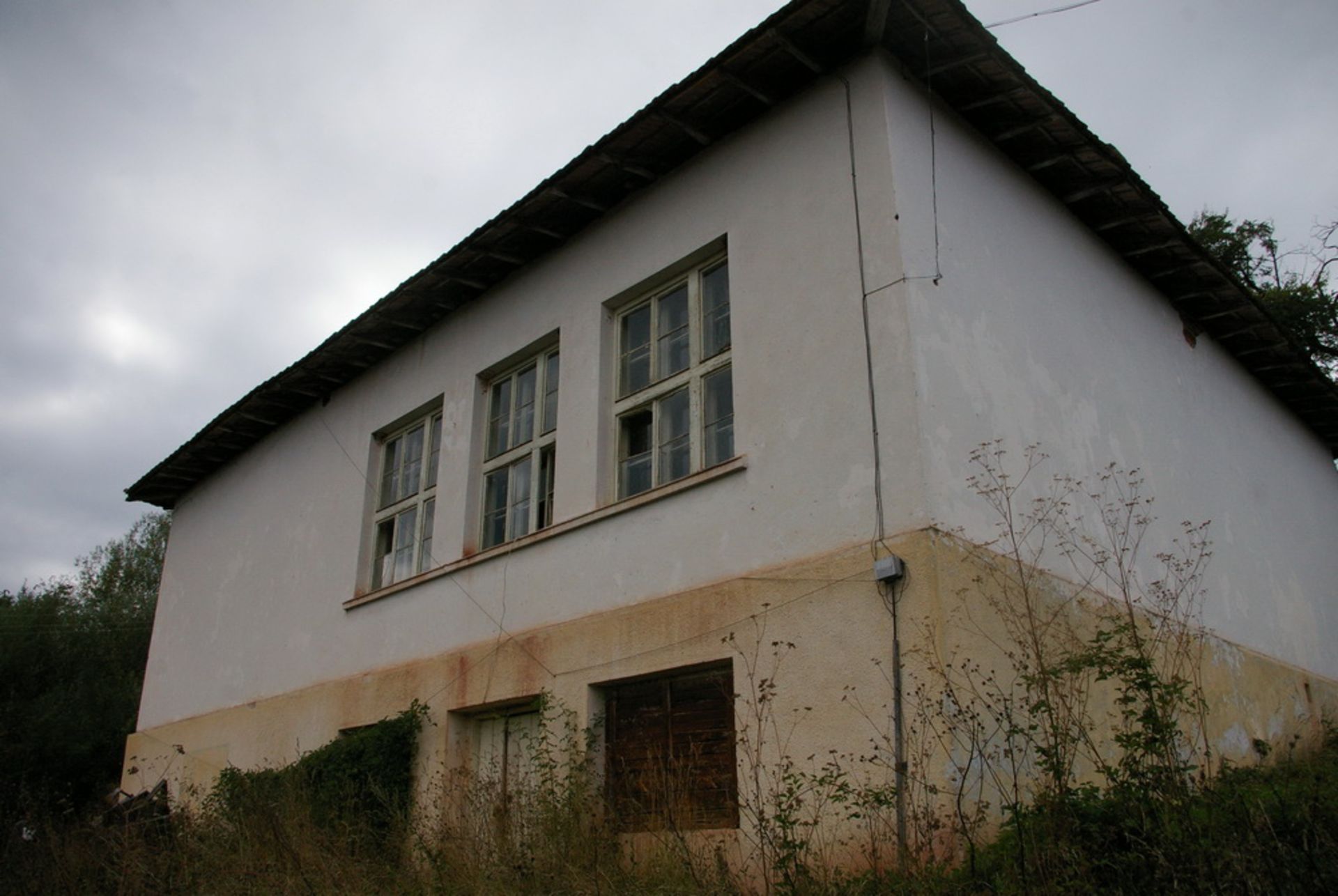 BD - Former state school with mountain views - one hour to the capital, Sofia + 2,000 sqm land - Bild 8 aus 17